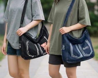 Denim-Tragetasche mit Schultergurt – Individuelle Textstickerei, Personalisierung auf Anfrage, lässige Pendlertasche