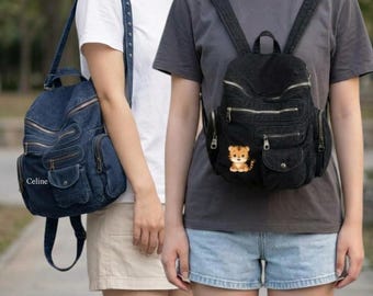 Denim-Rucksack/Schultertasche – Individuelle Textstickerei, bedruckte Schultasche, personalisierbar mit Nieten und mehreren Fächern