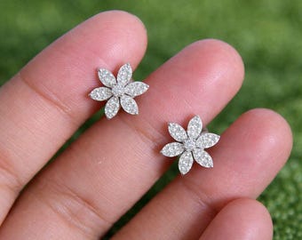 モアッサナイト 花形スタッドピアス モアッサナイトスタッドピアス、シルバーフラワーピアス、彼女への