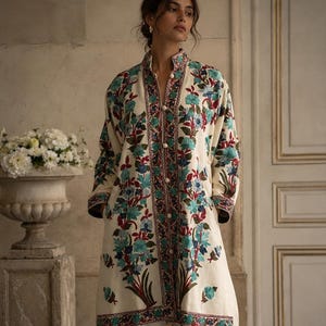 Kaschmir-bestickte Wolljacke, elfenbeinfarbener Statement-Mantel mit Blumenmuster, Stehkragen, Boho-Stil
