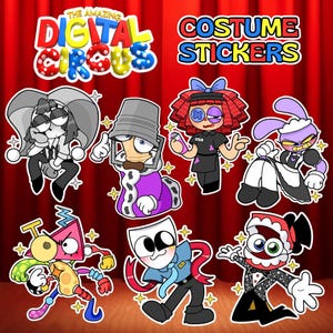 Può includere: Una collezione di adesivi con personaggi di The Amazing Digital Circus. Il set include sette figure animate in varie pose, con il testo THE AMAZING DIGITAL CIRCUS COSTUME STICKERS visualizzato in alto su un sipario rosso.
