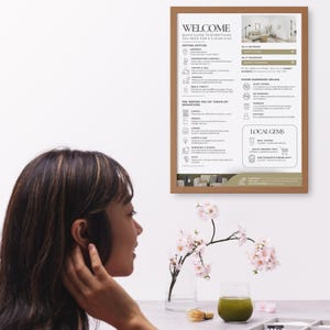 Puede incluir: Un letrero de bienvenida enmarcado con un borde marr&oacute;n, que enumera informaci&oacute;n para una estancia de 5 estrellas. El letrero incluye secciones para instalarse, una lista de verificaci&oacute;n antes de la salida y armon&iacute;as de la casa. Una mujer est&aacute; en primer plano.