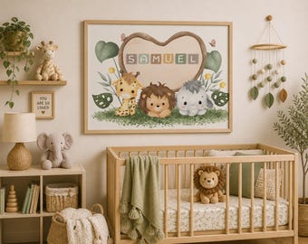 Könnte beinhalten: Ein gerahmter Kinderzimmerdruck mit dem Namen "SAMUEL" in Pastellblöcken, eingebettet in ein Herzdesign. Der Druck zeigt eine Giraffen-, Löwen- und Elefantenillustration. Das Zimmer umfasst ein Kinderbett, Regale und Stofftiere.