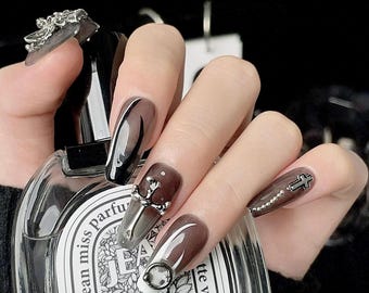 Uñas postizas cruzadas góticas | Uñas de ataúd medianas en cromo negro con cadenas de metal plateadas | Uñas oscuras Y2K