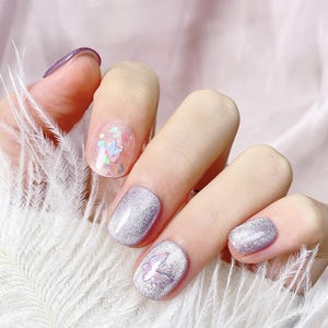 Kurze lila Glitter-Press-On-Nägel - Schmetterlingschimmer-süße Nägel, irisierende kurze quadratische Nägel, Fairycore Sparkle-Nägel für den Alltag