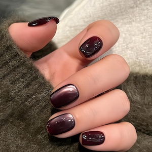 Unhas postiças olho de gato ameixa escuro, unhas de gel magnético aveludado, unhas cromadas roxas profundas, unhas postiças curtas reutilizáveis feitas à mão.