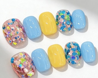 Baby Blau & Zitronengelb Drücken Sie auf die Nägel, Kurze Quadratische Farbblocknägel, irisierender Konfetti Glitzerakzent, Handgefertigte Wiederverwendbarer Kleber auf den Nägeln