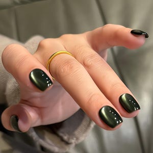 Emerald Green Cat Eye Press On Nails, Short Coffin nails, Dark Green Velvet Magnetic Nails, Galaxy Sparkle nails, Handmade Reusable Nails
