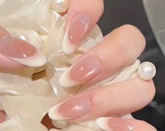 Presse française blanche Hailey Bieber, pointe pour les ongles effet chrome rose nude, ongles de fille propres et vernis, ongles de mariée de mariage élégant et chic