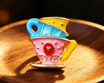 Kleurrijke theekopje brochespeld, geëmailleerde theekopspeld, schattige sprookjessieraden, broche Alice Tea Party, cadeau voor haar