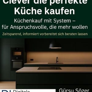 Op de afbeelding: Afbeelding van een moderne keuken met donkergroene kasten en licht houten werkbladen. De afbeelding bevat de tekst "Clever die perfekte Küche kaufen" en "Küchenkauf mit System". Een zwarte hanglamp hangt boven het eiland.