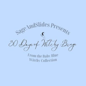 Op de afbeelding: Een lichtblauwe afbeelding met de tekst "Sage AndSlides Presents 30 Days of Witchy Bingo" en "From the Baby Blue Witchy Collection". Het ontwerp bevat een kleine illustratie van een figuur met een halve maan.
