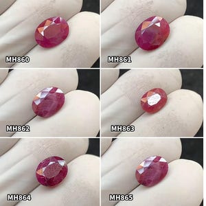 Puede incluir: Se muestran seis piedras preciosas ovaladas y facetadas en diferentes tonos de rojo. Cada gema está etiquetada con un código de texto blanco: MH860, MH861, MH862, MH863, MH864 y MH865. Las gemas se presentan sobre una superficie blanca.
