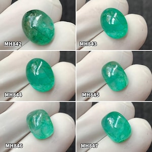Peut inclure: Six pierres précieuses ovales en émeraude de différentes nuances de vert. Chaque gemme est présentée sur un fond blanc et étiquetée avec un code unique : MH842, MH843, MH844, MH845, MH846 et MH847. Les gemmes ont une surface polie et brillante.