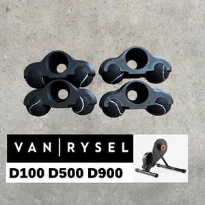Könnte beinhalten: Vier schwarze Kunststoff-Möbelfüße mit integrierten schwarzen Tennisbällen, passend für Van Rysel D100, D500 oder D900 Indoor-Fahrradtrainer. Das Set enthält vier runde Halterungen, die jeweils eine Tennisball-Basis für Stabilität und Bodenschutz bieten.