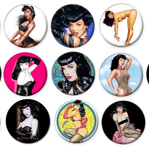 Puede incluir: Un conjunto de 16 botones redondos con alfiler que presentan varias imágenes de una chica pin-up con diferentes peinados, atuendos y poses. Los botones son negros, blancos y azules con una variedad de fondos.