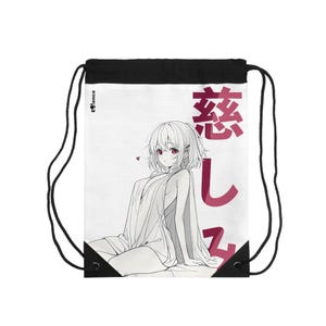 Könnte beinhalten: Weißer Turnbeutel mit einer Anime-Illustration einer Person mit hellem Haar und roten Augen. Die Person trägt ein helles Kleidungsstück. Japanischer Text in Rot auf der rechten Seite. Die Tasche hat schwarze Kordelzüge und einen schwarzen oberen Teil.