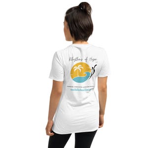 Camiseta unissex de manga curta (branca; estampa nas costas)