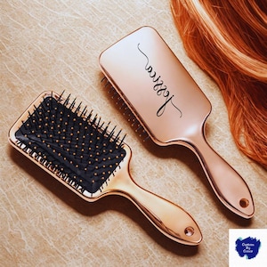 Personalized Bridesmaid Hairbrush: Elegant Wedding Keepsake