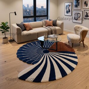 Könnte beinhalten: Ein großer, runder Teppich mit einem stilisierten Muschelmuster in Marineblau, Creme und Terrakotta. Das Design besteht aus strahlenförmigen Streifen, die von einem Mittelpunkt aus spiralförmig nach außen verlaufen und eine geschwungene Fächerform bilden.