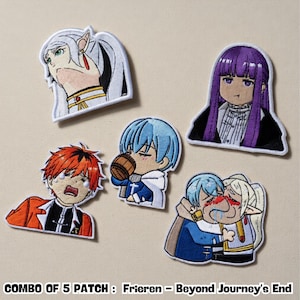 Op de afbeelding: Set van vijf geborduurde patches met anime-personages met verschillende uitdrukkingen. De patches bevatten personages met wit, blauw en rood haar, en één met paars haar. De tekst "COMBO OF 5 PATCH : Frieren - Beyond Journey's End" staat onderaan.