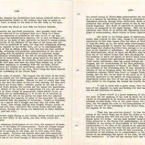 Puede incluir: Dos p&aacute;ginas de un libro antiguo con texto manuscrito en tinta negra. El papel amarillento y desgastado muestra signos de envejecimiento. El texto, probablemente religioso o filos&oacute;fico, es denso y dif&iacute;cil de leer. Las p&aacute;ginas tienen agujeros visibles para encuadernaci&oacute;n.