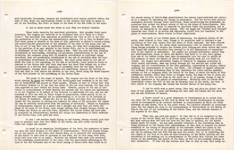 Puede incluir: Dos p&aacute;ginas de un libro antiguo con texto manuscrito en tinta negra. El papel amarillento y desgastado muestra signos de envejecimiento. El texto, probablemente religioso o filos&oacute;fico, es denso y dif&iacute;cil de leer. Las p&aacute;ginas tienen agujeros visibles para encuadernaci&oacute;n.