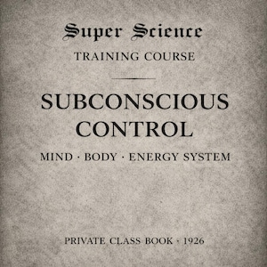 Puede incluir: Una portada de libro vintage con el título "Super Science Training Course" en letras negras ornamentadas. El foco central es "Subconscious Control" con "Mind, Body, Energy System" debajo. La parte inferior dice "Private Class Book • 1926". El fondo es gris texturizado.