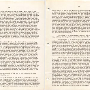 Puede incluir: Dos p&aacute;ginas de papel envejecido con texto mecanografiado, probablemente de un libro o manuscrito. El texto est&aacute; en una fuente serif y parece ser de naturaleza religiosa o filos&oacute;fica. Las p&aacute;ginas tienen agujeros de grapas visibles y muestran signos de envejecimiento.
