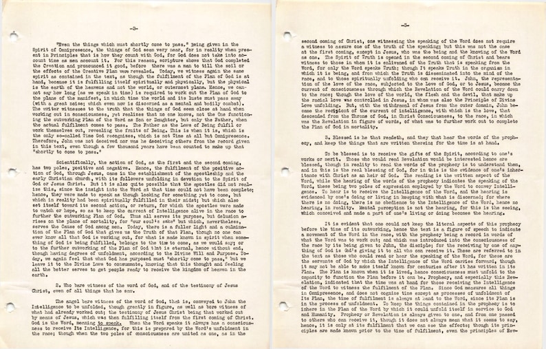 Puede incluir: Dos p&aacute;ginas de papel envejecido con texto mecanografiado, probablemente de un libro o manuscrito. El texto est&aacute; en una fuente serif y parece ser de naturaleza religiosa o filos&oacute;fica. Las p&aacute;ginas tienen agujeros de grapas visibles y muestran signos de envejecimiento.