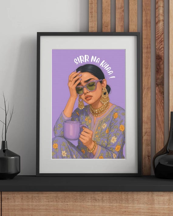 Funny Desi Wall Art – ‘Sirr Na Khaa!’ Pakistani Print – Glam Girl Mug Illustration – South Asian Home Decor – Urdu Quote Gift