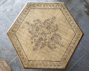 Mesa lateral artesanal com incrustações de osso, estilo antigo, pintada à mão, decoração vintage.