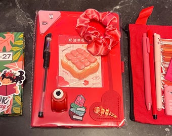Mysteriedagbok | Mini- eller Deluxe-paket | Överraskningsdagböcker, pennor, klistermärken och mer | Papperspåse