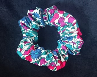 Hair scrunchies made of Liberty Poppy and Daisy print