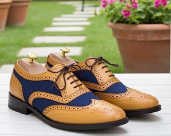 Handgjorda tvåfärgade oxfordskor i läder: Beige och marinblå vingspetsbrogues