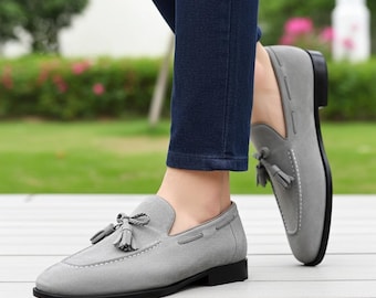 Mocasines de ante gris con borlas para hombre, sin cordones, con suela de cuero, zapatos de vestir de lujo hechos a mano.