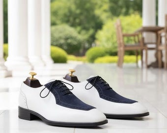 Sapatos Oxford de couro, modelo clássico, feitos à mão, nas cores branco e azul marinho.
