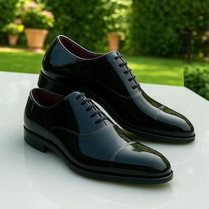 Zapatos Oxford de charol negro hechos a mano: calzado formal clásico con puntera para hombre.