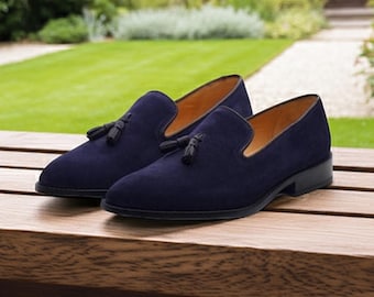 Handgjorda marinblå loafers i mocka med tofsar: Slip-Ons i läder för män