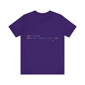 Könnte beinhalten: Ein violettes kurzärmeliges T-Shirt mit weißem, gelbem und blauem Computercode-Text, der lautet: life :: [String] life = "eat" : "sleep" : "code" : life, gefolgt von einem kleinen Lambda-Symbol, das mittig auf der Brust aufgedruckt ist.
