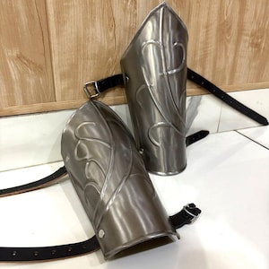 Medieval Arm protection Curved Bracers, Steel Pair of Bracers With Leather Strap | Arm Guard Larp Crusader Armour For Cosplay Gift Item