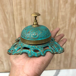 Nautisches Antik-Finish aus massivem Messing, maritime Eleganz wiederholt: Geprägte Hotel-Front-Desk-Glocke ~ Service-Theke und Empfangs-Tischglocke