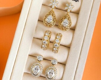 オーバルカットモアッサナイトダイヤモンドダングルドロップピアス、ラウンドカットダイヤモンドフープピアス、ティアドロップスクリューバックピアス、14Kイエローゴールドピアス