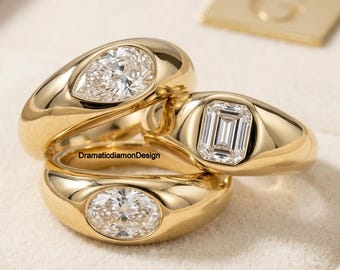 Anillo de banda ancha con engaste al ras, anillo de diamantes con moissanita talla pera de 10 x 7 mm en horizontal, anillo con vástago abovedado talla esmeralda, diamante ovalado en oro amarillo de 14k