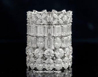 Anillo de eternidad de moissanita redonda con forma de flor marquesa y anillo de boda ovalado de esmeralda.