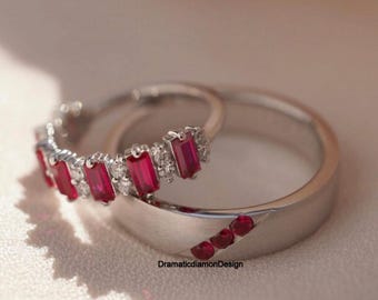 マッチングルビー結婚指輪、バゲットカットレッドルビー誕生石とホワイトCZダイヤモンドハーフエタニティバンド、スリーストーンワイドサテン仕上げバンド