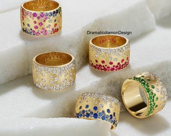 素晴らしいレインボーカラーの宝石バンド、リング全体に散りばめられたエメラルドとホワイトCZダイヤモンド、重厚な模様のシガーバンドのエッジ