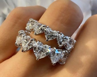 Anillo de eternidad completo con diamantes y moissanita en forma de corazón de 4 mm a 5 mm, y anillo a juego de oro blanco de 14k.