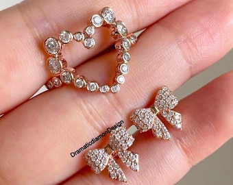 ハートシェイプダイヤモンドリング、ラウンドカットモアッサナイトベゼルセットリング、マイクロパヴェダイヤモンドクラスターボウデザインスクリューバックイヤリング、18Kローズゴールド