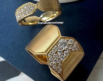 シグネチャーワイドバンド、ゴージャスなクラスターダイヤモンドと幾何学模様のリングセット、ゴールド、14Kイエローゴールドマット仕上げの記念日ギフトリング